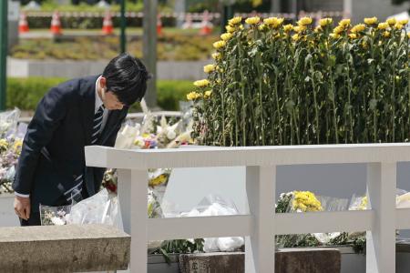 広島市の平和記念公園で原爆慰霊碑に供花し一礼される悠仁さま＝７日午前