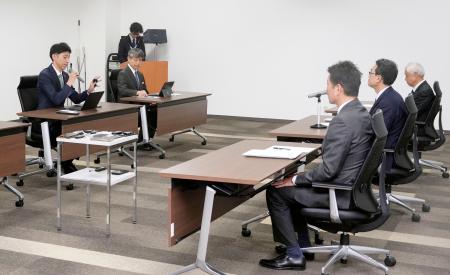 青森県むつ市役所で、中間貯蔵施設への使用済み核燃料搬入について東京電力などの幹部と会談する山本知也市長（左端）＝７日午前
