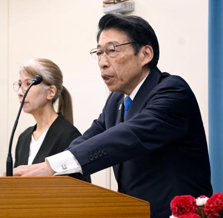 記者会見する福岡県の服部誠太郎知事＝７日午前、福岡県庁