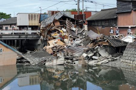 地震で倒壊した熊本県八代市の建物=7日午前