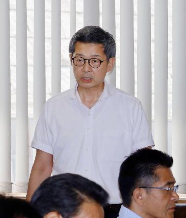 自民党福岡県議団の総会であいさつする松尾統章会長＝７日午後、福岡市