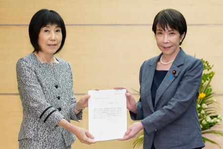 人事院の川本裕子総裁（左）から勧告を受け取る高市首相＝７日午後、首相官邸