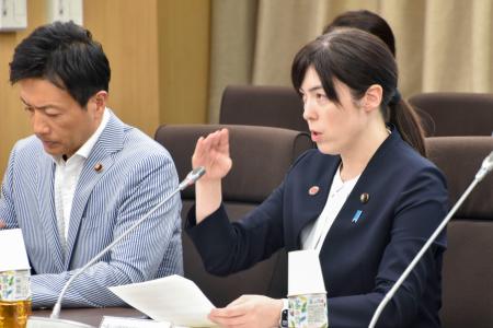 外国人受け入れの基本的な在り方を話し合う有識者会議の初会合であいさつする小野田外国人共生相（右）＝７日午後、東京都千代田区