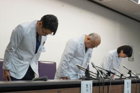 記者会見で謝罪する京都大病院の高折晃史病院長(中央)ら=7日午後、京都市