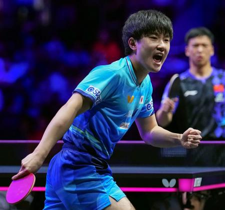 男子シングルス２回戦でポイントを奪い、ガッツポーズする張本智和＝横浜ＢＵＮＴＡＩ