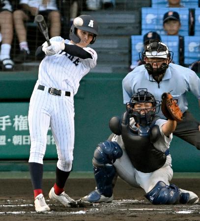 立命館宇治―有明　７回表有明２死二、三塁、永田が中前に２点打を放つ。捕手江原＝甲子園