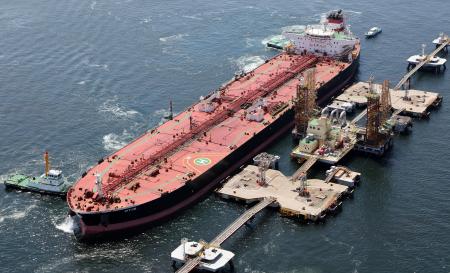４月、東京湾に到着した、米国産原油を積んだタンカー