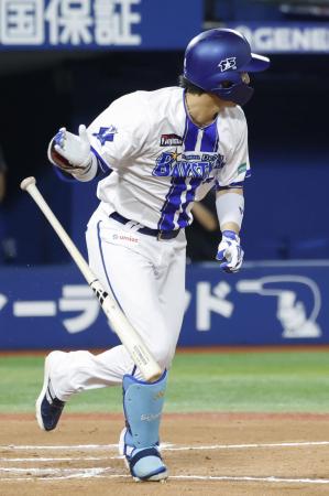 ６回ＤｅＮＡ１死二塁、度会が左翼線に適時二塁打を放つ＝横浜