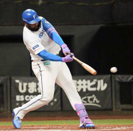 ８回日本ハム２死満塁、代打レイエスが左翼線に２点二塁打を放つ＝エスコンフィールド