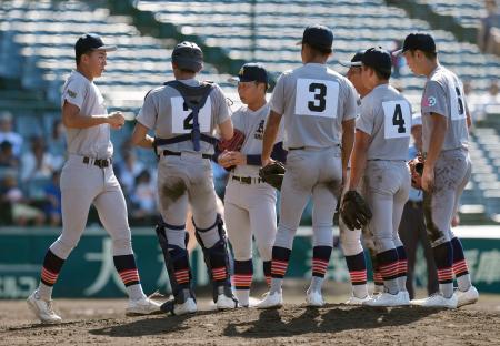 遊学館―青森山田　４回表、ピンチでマウンドに集まる青森山田ナイン＝甲子園