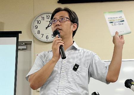 東京電力福島第１原発廃炉について講演する東洋大の尾松亮客員研究員＝１日、福島市