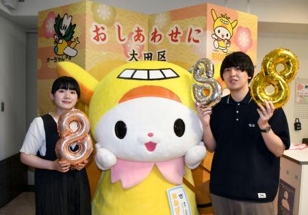 東京都大田区役所に婚姻届を提出し、写真に納まるカップル＝８日午後