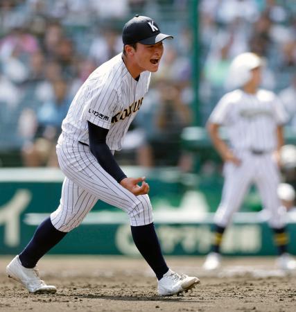 白樺学園―東日本国際大昌平　５回裏、ピンチを切り抜けガッツポーズする東日本国際大昌平・照沼＝甲子園