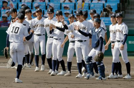 白樺学園に勝利し、笑顔の東日本国際大昌平ナイン＝甲子園