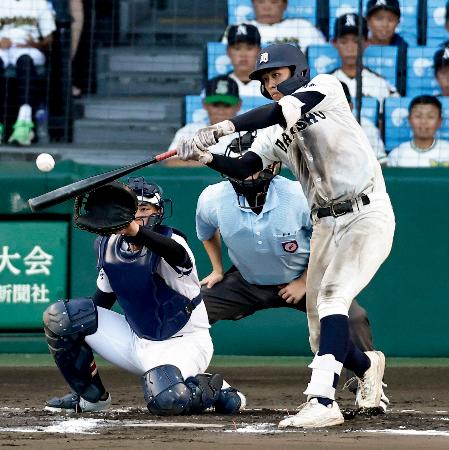 日本文理―大分商　６回表大分商１死一塁、萱島が右中間に適時二塁打を放つ。捕手渡辺＝甲子園