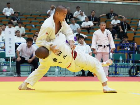 男子８１キロ級決勝で、大成・吉田征矢（下）を攻める比叡山・井上玄樹＝和歌山ビッグホエール