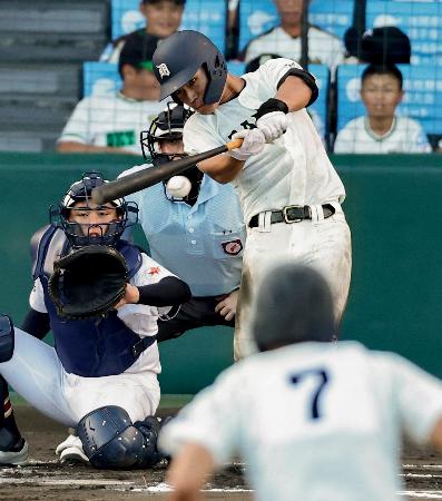 日本文理―大分商　６回表大分商１死二塁、杉山が左前に適時打を放つ。捕手渡辺＝甲子園