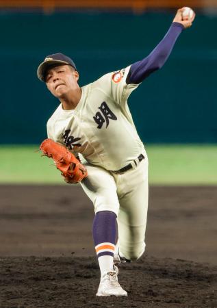 　関東第一戦に先発した英明・冨岡＝甲子園
