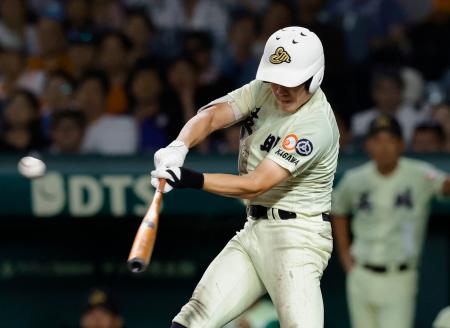 英明―関東第一　７回表英明１死満塁、松原が右中間に走者一掃の決勝二塁打を放つ＝甲子園