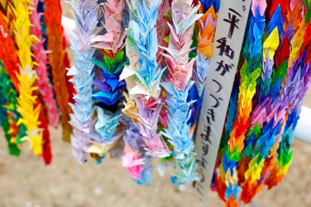 長崎市の爆心地公園に供えられた折り鶴=8日午後