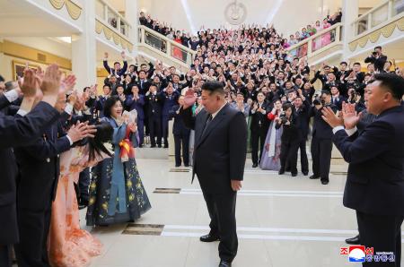 創立８０年となった国立交響楽団のメンバーを激励する北朝鮮の金正恩朝鮮労働党総書記（中央）＝８日、平壌（朝鮮中央通信＝共同）