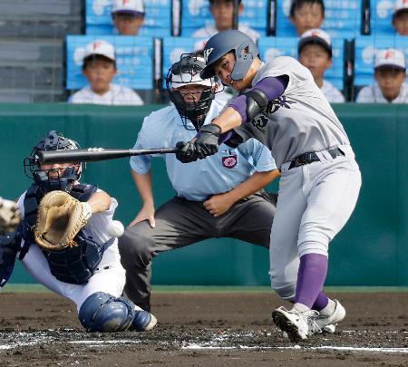 新田―花巻東　２回表花巻東２死二、三塁、斎藤が左前に先制打を放つ。捕手得居＝甲子園