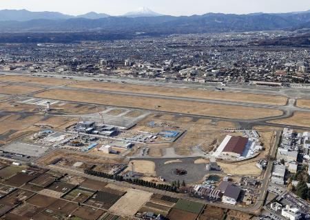 東京・米軍横田基地＝２０２４年１２月（共同通信社ヘリから）