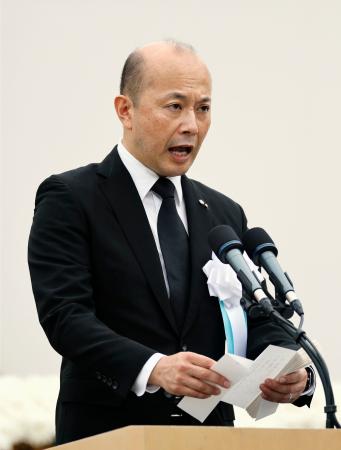 「長崎原爆犠牲者慰霊平和祈念式典」で平和宣言を読み上げる長崎市の鈴木史朗市長=9日午前