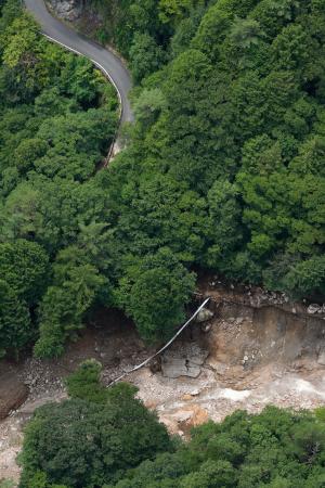 長野県安曇野市で起きた土砂崩れの現場＝９日午前１１時５５分（共同通信社ヘリから）
