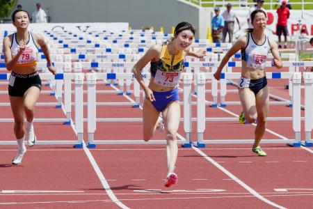 女子100メートル障害予選 ゴールする中島ひとみ(中央)。日本新記録となる12秒62をマークした=富士山GXスタジアム