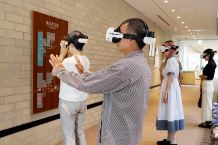 ＶＲプログラムを体験する参加者＝７月、東京都東村山市