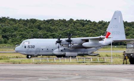 救援物資を載せ自衛隊の高遊原分屯地に到着した米軍KC130輸送機=9日午後、熊本県益城町