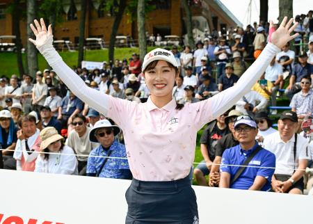 通算８アンダーでツアー初優勝した吉沢柚月＝札幌国際ＣＣ