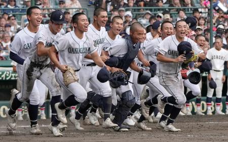 　鳥取城北に勝利し、駆け出す岡山学芸館ナイン＝甲子園