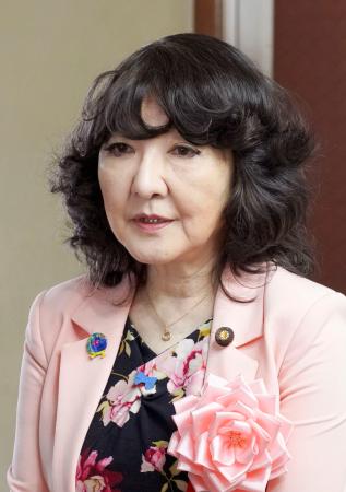 記者団の取材に応じる片山財務相＝９日午後、静岡市