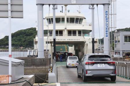熊本県天草市の牛深港に到着したフェリー。鹿児島県長島町の蔵之元港まで運航する=7日