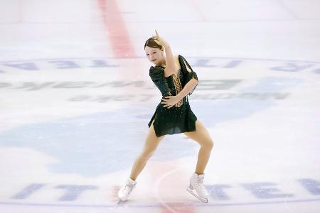 ジュニア女子ショートプログラムで演技する石崎波奈=木下カンセーアイスアリーナ