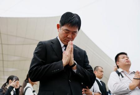 平和祈念式典に出席後、平和祈念像前で手を合わせるサッカー日本代表の森保一監督＝９日午後、長崎市の平和公園