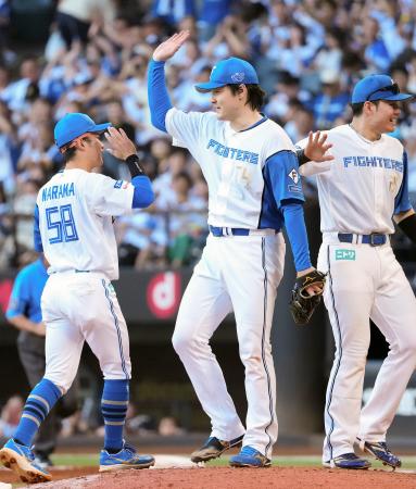 楽天に完封勝利した日本ハム・有原（中央）＝エスコンフィールド