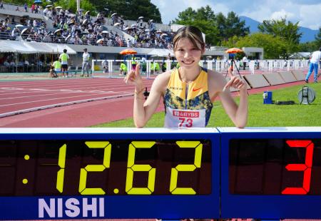 女子１００メートル障害予選で日本新記録となる１２秒６２をマークした中島ひとみ。決勝も同タイムで優勝した＝富士山ＧＸスタジアム