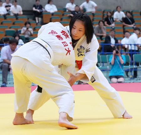 女子48キロ級決勝で、宮崎日大・植田こころ(手前)を攻める広島皆実・富田伊央莉=和歌山ビッグホエール