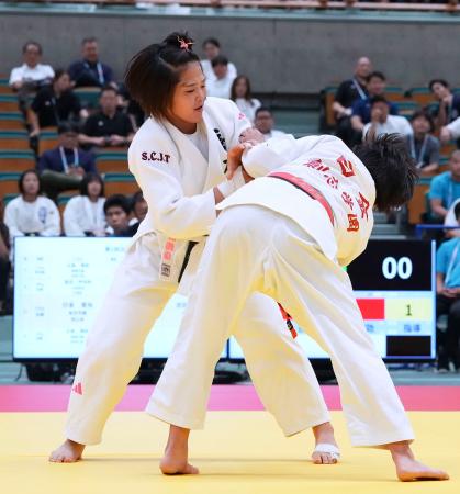 女子５２キロ級決勝で、創志学園・白金里桜（手前）を攻める佐久長聖・武田桃佳＝和歌山ビッグホエール
