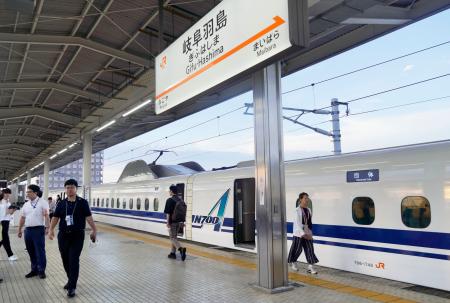 前日深夜からＪＲ岐阜羽島駅に停車する東海道新幹線の特別列車「東海道ルミエールエクスプレス」＝９日早朝