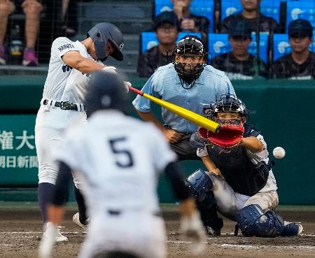 　鳴門渦潮―八王子実践　タイブレークの１０回裏鳴門渦潮２死二、三塁、山本が左前にサヨナラ打を放つ。捕手大塚＝甲子園