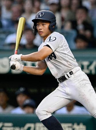 鳴門渦潮―八王子実践　タイブレークの１０回裏鳴門渦潮２死二、三塁、山本が左前にサヨナラ打を放つ＝甲子園