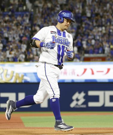 ４回、先制本塁打を放ったＤｅＮＡ・筒香＝横浜