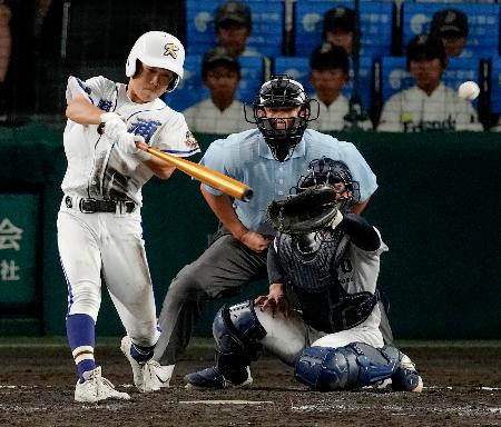 中京―霞ケ浦　５回表霞ケ浦２死一、三塁、村上が左翼線に２点二塁打を放つ＝甲子園