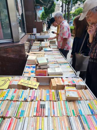 　本探しをする人たち＝東京都千代田区