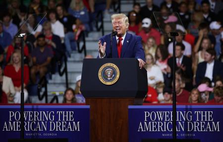 米ジョージア州の高校で演説するトランプ大統領＝７月（ゲッティ＝共同）