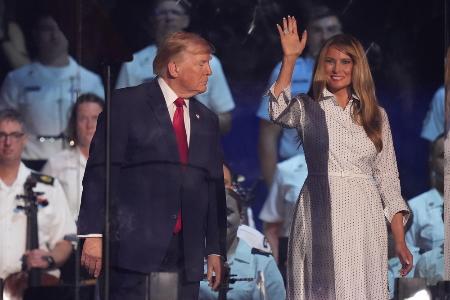 米ワシントンで開かれた行事に出席したトランプ大統領(左)と妻メラニアさん=7月(AP=共同)
